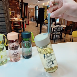 แก้วน้ำ ขวดน้ําแบบพกพานักเรียน 600ML ขวดน้ำพร้อมสายคล้องมือ แก้วน้ำพลาสติก แก้วน้ำสำหรับเล่นกีฬากลางแจ้ง พร้อมกรวยสำหรับแยกใบชา พกพาสะดวก แก้วน้ำฤดูร้อน