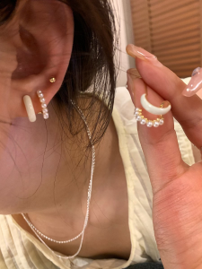 Exquisite Pearl Christmas Theme Earrings for Women Red Color Elegant Luxury Feelings Fashionable Jewelry Hoops  Design