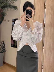 เสื้อเชิ้ตสีฟ้าลายทางคอปกสไตล์ฝรั่งเศสสำหรับผู้หญิง เสื้อสั้นเข้ารูปเอวสูง ทรงเข้ารูป แขนยาว ฤดูใบไม้ผลิ 2024