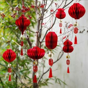โคมไฟทรงกลมรังผึ้งสีแดงขนาด10ซม. 2026ของเทศกาลตกแต่งสำหรับปีใหม่จี้ระฆังติดพู่ต้นไม้สีเขียวแขวนอยู่ (มีในสต็อก)