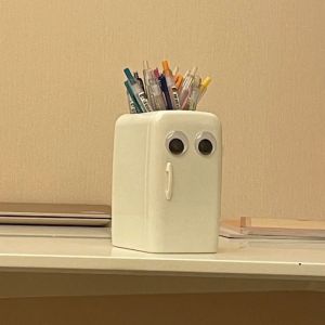 เคสตู้เย็นน่ารักสำหรับโต๊ะทำงานของนักเรียน กระบอกสีบล็อกสไตล์ Kawaii ของตกแต่งโต๊ะทำงาน กล่องเก็บของเครื่องเขียน ขนาด 16x16x16 ซม.