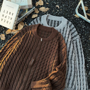 เสื้อสเวตเตอร์คาร์ดิแกนสไตล์อเมริกันย้อนยุคแบบหลวมๆ สำหรับผู้ชาย ฤดูใบไม้ร่วง/ฤดูหนาว ทรงหลวมๆ นุ่มๆ ที่สวมใส่ได้หลากหลาย