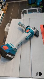 TOTAL Cordless Brushless Angle Grinder 20V incl. 2x Grinding Disc: 100mm (4") Battery & Charger Combo - TAGLI201008