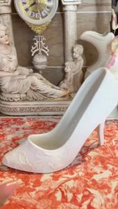 Giay cao gót bằng gốm  trắng  trang trí và làm quà cưới...-Ceramic white high heel shoes decorative and wedding gifts etc.