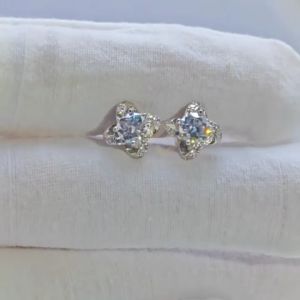Bông Tai Hoa 4 Cánh May Mắn Bạc Ý 925 Cao Cấp Xi Vàng Trắng 5 lớp Đính Kim Cương Moissanite Kèm Kiểm Định GRA Chính Hãng