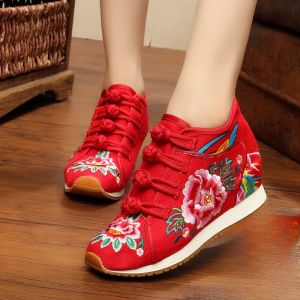 Beijing Old Style Embroidered Dance Shoes with Slope Heel And Cow Tendon Bottom for Travel And Leisure Ethnic Fashion