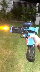 🔥รุ่นใหม่ 2025🔥UZI ปืนฉีดน้ำไฟฟ้า เปล่วไฟพราว ปลวไฟ เลเซอร์เลเซอร์แบบสั้น ของเล่นกลางแจ้ง สงกรานต์ water gun