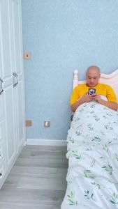 [HCM] Giá đỡ điện thoại  điều khiển dán tường có lỗ sạc-CA666