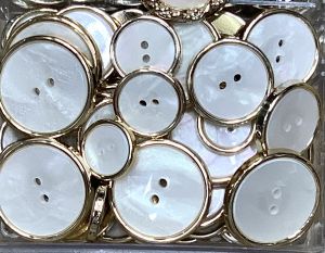 5 Nút vét 2 lỗ bọc xi vàng.