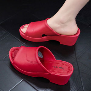 รองเท้าแตะส้นลิ่มสีแดงผู้หญิง ลำลอง ฤดูร้อน บ้านกลางแจ้งกันน้ําด้านล่างหนาสันทนาการความสูงชายหาดแบบบูรณาการรองเท้าแตะเย็น