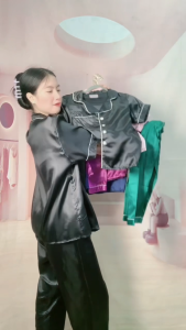 Molyy เหมาะสำหรับอายุ 3 ถึง 10 ปี ชุดนอนผ้าไหมเย็นสำหรับเด็กผู้ชายและเด็กผู้หญิง แบบแขนสั้นและกางเกงขาสั้น สวมใส่สบาย