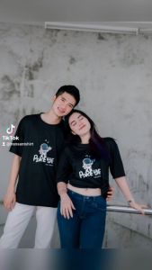 เสื้อยืด ของ สี ดำ แฟ หชั่น ลาย คู่รัก ชายหญิงน่ารัก สีเหลือง คอกลม แขน ตัวใหญ่ คู่รัก ชายหญิงน่ารัก