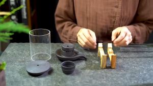 Feng shui Backflow Incense Iurner When The Purple Clay Reflux Incense Burner Is In Operation The Windproof Cover Incense Burner Is Activated 倒流香炉 沉香炉