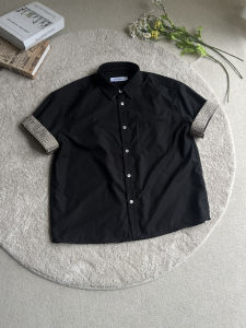 Xanvas เสื้อเชิ้ตคอปกพับแขนสั้นผสมโมดอลสีดำสีขาวลายสก็อตสุดหรูหรา ทรงหลวม แขนพับ ปกโปโล ฤดูร้อน 2025