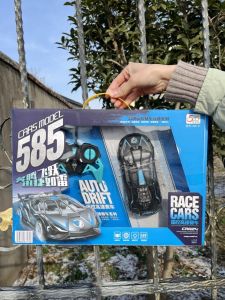 รถโมเดลไฟฟ้าแบบไร้สายสำหรับเด็กผู้ชายอายุ 5-10 ปี ของเล่นสำหรับวันเกิด สปอร์ตคาร์ ควบคุมด้วยมือ เครื่องกลที่เคลื่อนที่ได้ด้วยแรงบิด