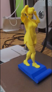 Đế điện thoại 3D in màu vàng và xanh dương thiết kế riêng ( Beautiful girl)