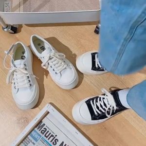 [ส่งเร็วพิเศษ!]  ฤดูใบไม้ผลิใหม่รองเท้าผ้าใบผู้หญิงสีขาวระบายอากาศหนาแต่เพียงผู้เดียวต่ำด้านบนเวอร์ชั่นเกาหลีทุกการแข่งขันรองเท้าสีขาวขนาดเล็ก