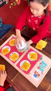 Bộ cờ 5in1 gồm các trò chơi dân gian dịp tết cho bé. Cờ caro ô ăn quan bầu cua cá cọp ....