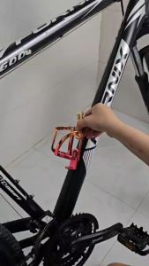 Giá đõ bình nước xe đạpnhiều màu xi mạ chất liệu nhựa PC (kèm đinh ốc vít) Mai Lee