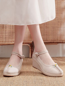 รองเท้าผ้าปักสไตล์กังฟูสำหรับผู้หญิง ทรงหัวมน ส้นสูง ดีไซน์แบบสวมสบาย รองเท้าหนังสีพื้น รองเท้าลำลอง รองเท้าบู๊ตแบบสวมสบาย