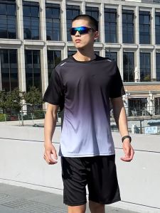 M-5XL เสื้อยืดกีฬาแขนสั้นและกางเกงขาสั้นไล่โทนสีแฟชั่นเรียบง่ายสำหรับผู้ชาย ฤดูร้อนปี ชุดออกกำลังกายสองชิ้นใหม่ที่เหมาะกับผู้ชาย