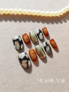 เล็บสวมใส่แบบมีด้ามจับสั้นสีดำพื้นผิวแพลตตินัมสำหรับงานปาร์ตี้ งานแต่งงาน งานวันเกิด เล็บตกแต่งสีสันสดใส ผลิตจากจีนแผ่นดินใหญ่