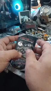 น็อตสแตนเลสใต้ไฟ เวฟ / น็อตสแตนเลส ตั้งไฟหน้า รุ่น WAVE ( หัวAAบาง ) น็อตเลสใต้ไฟ เวฟ  มีบ่า ขนาด M4X13 มิล งานเฮงสกรู