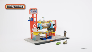 Matchbox Toy Car Track Set Spin Cyclone Car Wash Playset with 1:64 Scale Corvette & Tow Truck Features Spinning Wash Tunnel Tune-Up Shop & Parking