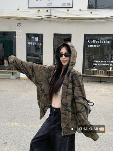 ชุดสองชิ้นสไตล์ย้อนยุคสไตล์อเมริกัน แจ็คเก็ตลายพรางแขนยาวหลวมๆ กางเกงยีนส์ขาสั้นเอวสูง ชุดสองชิ้นสำหรับผู้หญิง