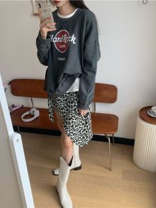 ชุดสองชิ้นสไตล์อเมริกันย้อนยุคสำหรับผู้หญิงพร้อมพิมพ์ลายตัวอักษรแบบไม่สมมาตรและกระโปรงสั้นลายเสือดาว ฤดูใบไม้ร่วง 2023
