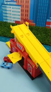 MAINAN TRACK BALAP MCQUEEN COMPETITION TRACK STORAGE CARS