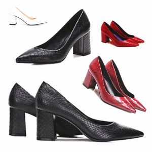 รองเท้าส้นสูงสีดำหัวแหลมปากตื้นไซส์ใหญ่แบบใหม่รองเท้าชั้นเดียวแบบเน็ตไอดอล23รองเท้าหนังแท้ส้นหนาลายงูส้นสูงปานกลางสำหรับผู้หญิง