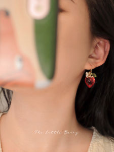 ต่างหูรูปสตรอเบอร์รี่สีสดใสแบบใหม่สำหรับฤดูใบไม้ผลิและฤดูร้อน ต่างหูแบบไม่เจาะ ดีไซน์สตรอเบอร์รี่สีสดใส ต่างหูแบบไม่เจาะสำหรับผู้หญิง