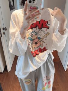 เสื้อยืดแขนยาวลายตัวอักษรผู้หญิงสไตล์เกาหลี ทรงหลวม คอกลม แฟชั่นฤดูร้อน เสื้อผ้าทำงาน ลายการ์ตูนเล่นดนตรี น่ารัก ลดอายุ