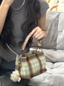 กระเป๋าถือผ้าขนสัตว์ กระเป๋าสะพายข้างแบบสะพายข้างสำหรับผู้หญิง กระเป๋าถือขนาดเล็กสำหรับใส่ไปทำงาน ดีไซน์เรียบง่าย สไตล์เกาหลี ฤดูใบไม้ผลิและฤดูร้อน กระเป๋าถือแบบสะพายข้างแบบลำลอง