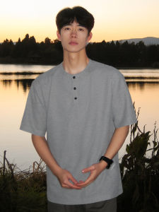 Cleanfit Henry Collar Short Sleeve T-Shirt ผู้ชาย ทรงหลวม ทรงหลวม สไตล์ฤดูร้อน เอวสั้น ปกโปโล แขนสั้น คอปกสี่เหลี่ยมจัตุรัส