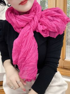 ผ้าพันคอผ้าฝ้ายลินินสีแดงสําหรับผู้ชายและผู้หญิง ของขวัญในอุดมคติสําหรับฤดูใบไม้ร่วงและฤดูหนาว สไตล์บางใหม่สามารถสวมใส่เป็นผ้าคลุมไหล่หรือที่อุ่นคอ