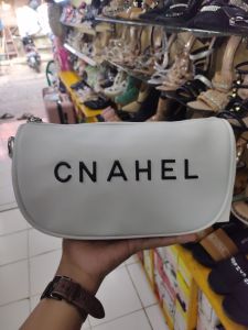 tas slempang wanita warna putih merk cnahel terbaru