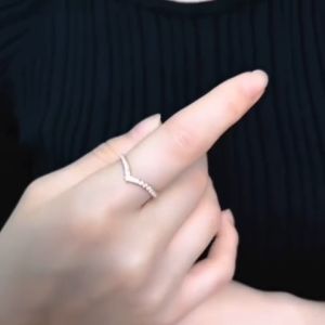 Cincin Jari Wanita V Titanium Anti Karat Selamanya / Cincin Titanium Asli Ori Import / Cincin Wanita Model terbaru