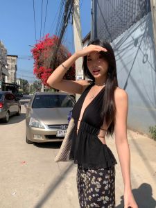 ❣Fortunee ❣ เสื้อครอปแขนกุดแบบคล้องคอเปิดหลัง สีดำ ดีไซน์เก๋แซ่บ ลุคเที่ยวพักผ่อน คอลเลกชันใหม่