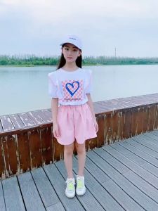 เสื้อผ้าเด็กผญชูดี ชุดไทยเด็กผู้หญิง สูทแขนสั้นเด็กผู้หญิงรูปหัวใจหลวมระบายอากาศสบายแขนสั้น + กางเกงขาสั้นชุดสองชิ้น สำหรับชุดสินค้าเฉพาะจุด