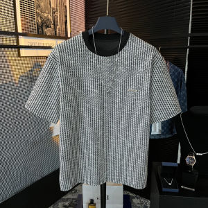 เสื้อยืดคอกลมแขนสั้นทรงหลวมสำหรับผู้ชายในช่วงฤดูร้อนปี 2024 ลายทางสีดำและขาว แฟชั่นลำลอง เสื้อยืดแบบสวมหัวแบบลำลอง