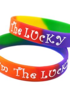 สร้อยข้อมือโชคดีสีรุ้งพิมพ์ซิลิโคนแบนด์ความปรารถนาของเพศไม่จํากัดของขวัญอวยพรที่สมบูรณ์แบบสําหรับคู่รักอุปกรณ์แฟชั่น