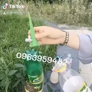 10 Đầu tưới nhỏ giọt gắn vỏ chai nhựa có đầu béc điều chỉnh lưu lượng tưới phù hợp với hầu hết các loại vỏ chai từ 15 lít trở xuống