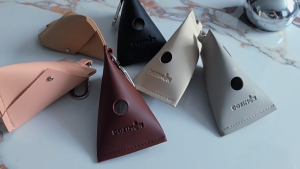 【Meoof】 Dog Poop Bag Dispenser Dog Storage Bag PU Leather Fashion Dog Hanging Bag 捡屎垃圾袋收纳包便携遛狗包时尚PU皮宠物包包