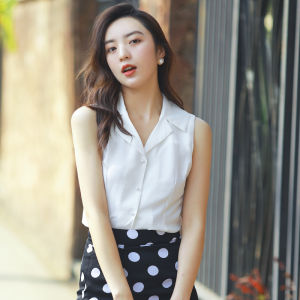 เสื้อเชิ้ตแขนกุดสีขาวสไตล์ฮ่องกงย้อนยุคสำหรับผู้หญิงในช่วงฤดูร้อน เสื้อเชิ้ตคอโปโลทรงสลิมฟิตแบบสวมหัว
