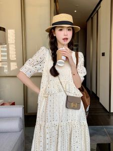 ชุดเดรสยาวทรงเอแขนพองปุ่มลายดอกไม้สีขาวสำหรับผู้หญิงในฤดูร้อน ชุดทำงานลำลอง กระโปรงทรงเอ ความยาวปานกลาง แขนสั้น คอตั้ง