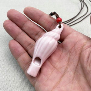 จี้สร้อยคอเป่านกหวีดเซรามิกลายหอยทากทะเลสีชมพูและน้ำเงินสำหรับผู้หญิงทำด้วยมือทำจากเสื้อกันหนาวแบบถักของตกแต่ง K010