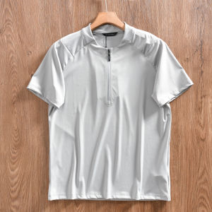เสื้อยืดแขนสั้นคอตั้งยืดหยุ่นสำหรับผู้ชาย ระบายอากาศได้ดี แห้งเร็ว สำหรับกลางแจ้ง ฤดูร้อน ปิดด้วยซิปครึ่งตัว เสื้อยืดผู้ชาย