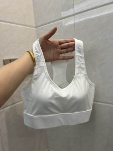 ความแข็งแรงสูง สปอร์ตบรา ผู้หญิง การออกกําลังกายแบบชิ้นเดียว เสื้อกั๊ก ชุดชั้นในโยคะการดูดซึมแรงกระแทกไม่มีผ้าไนลอนยี่ห้อ ระบายอากาศได้ดี